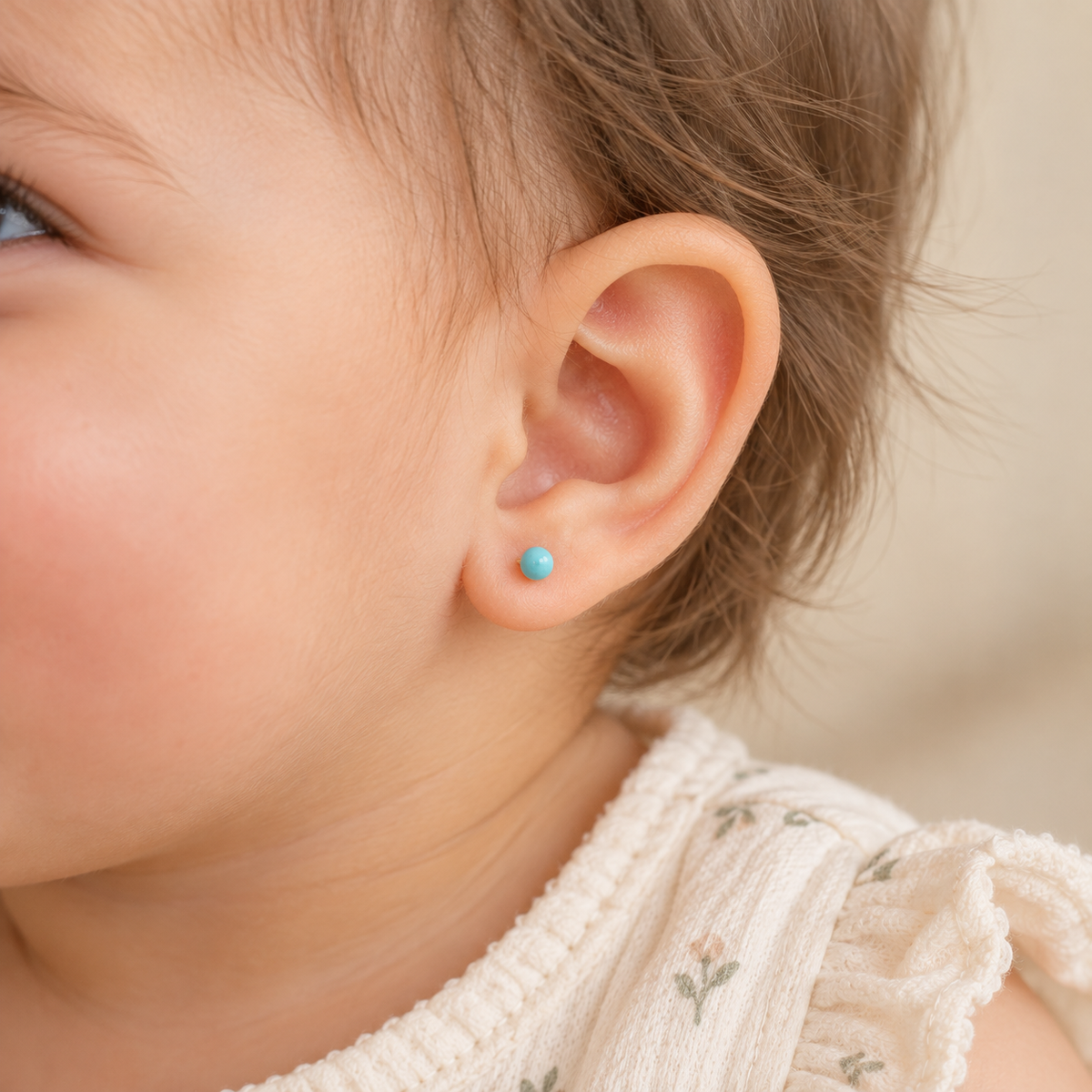 Aretes de bebé con turquesa de 3 mm en modelo infantil.