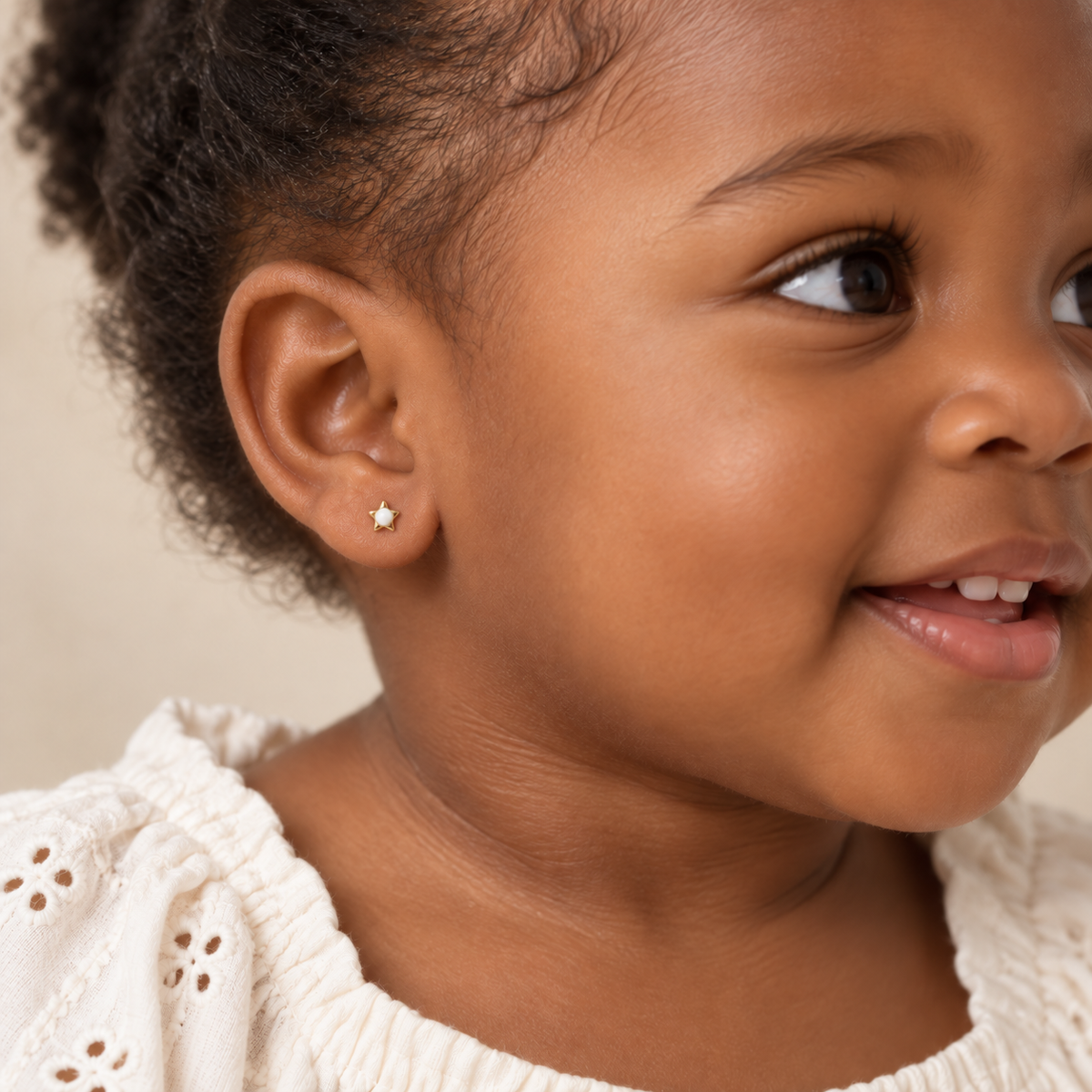Modelo infantil con arete de estrella 00229340