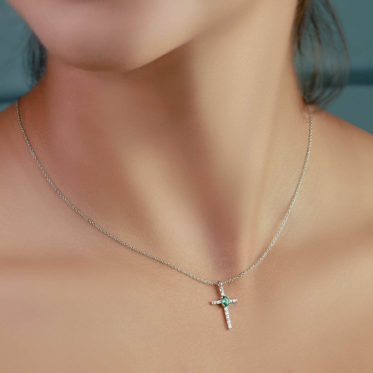 NECKLACE WITH CROSS PENDANT IN 14KT WHITE GOLD WITH EMERALD 0.20CT AND NATURAL DIAMOND 0.15CT.