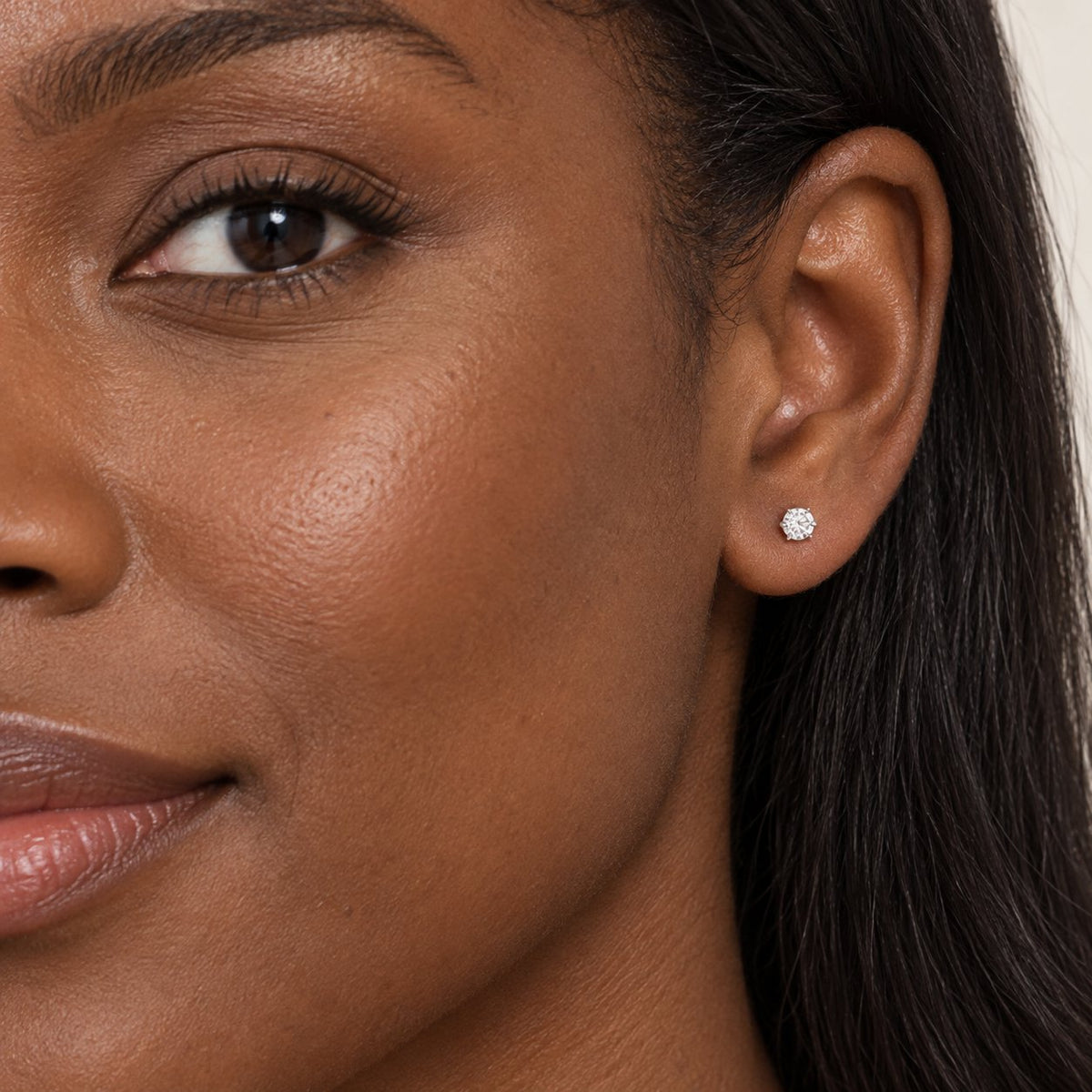 GIOVE MIO Studs en Oro Blanco de 14Kt con Diamantes Creados en Laboratorio. Oro 14Kt / Blanco / 4.5MM