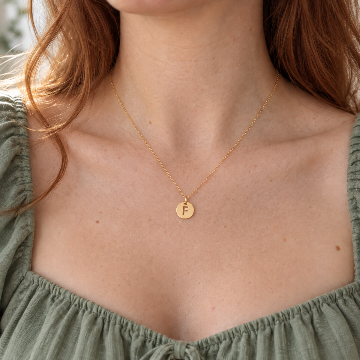 Collar inicial F — 00232424 — modelo