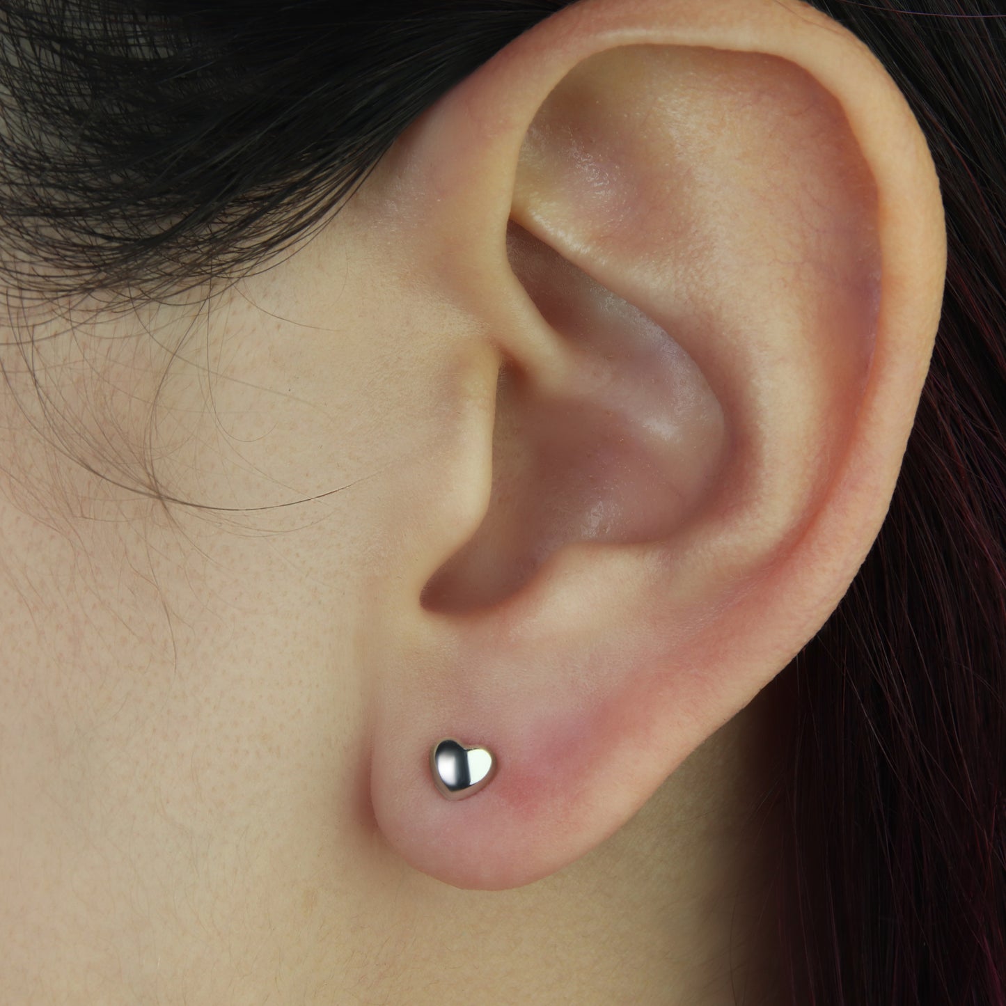 GIOVE MIO: Aretes Studs en Oro Blanco de 18kt con Cierre de Seguridad y Coral - ¡Atrévete a Brillar con Estilo! ORO 18KT / BLANCO