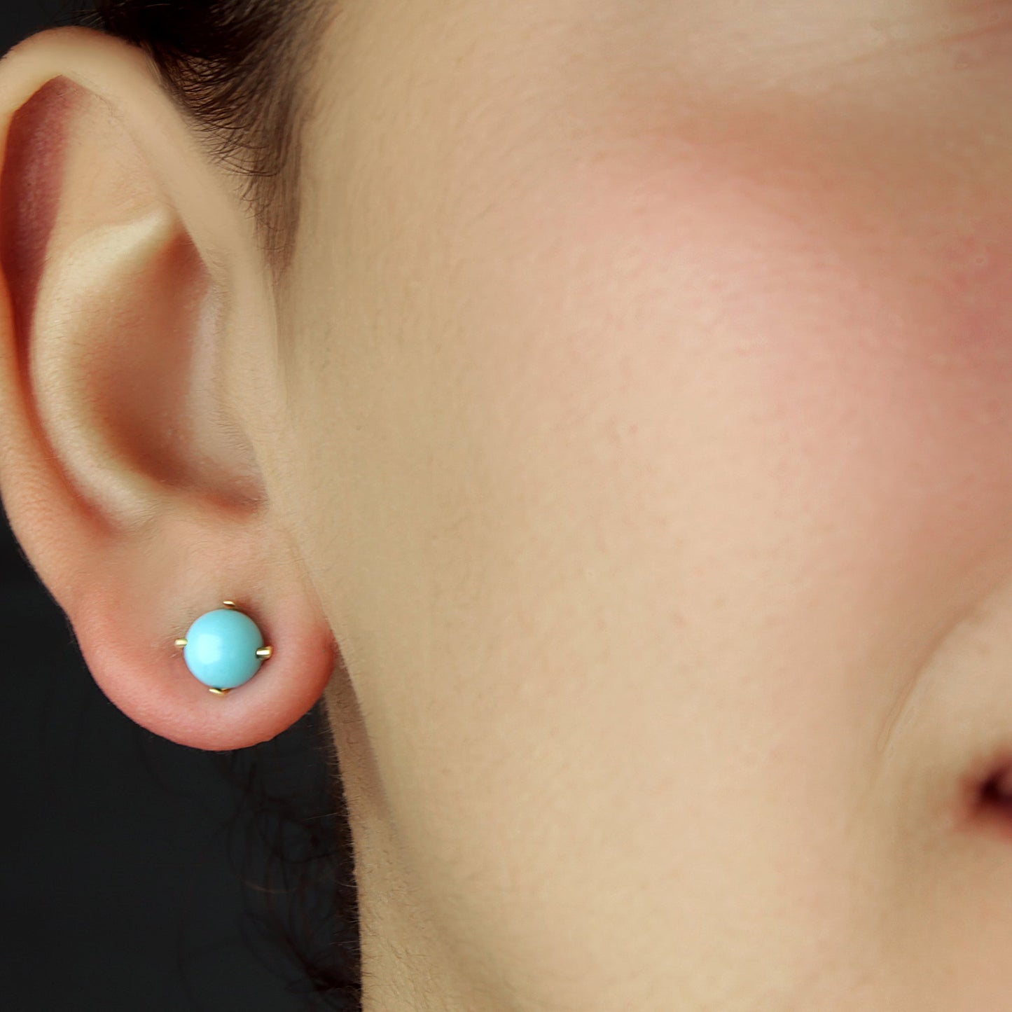 GIOVE MIO: Aretes Studs en Oro Amarillo de 18kt con Turquesa - ¡Atrévete a Brillar con Estilo y Seguridad! ORO 18KT / AMARILLO / 6 MM