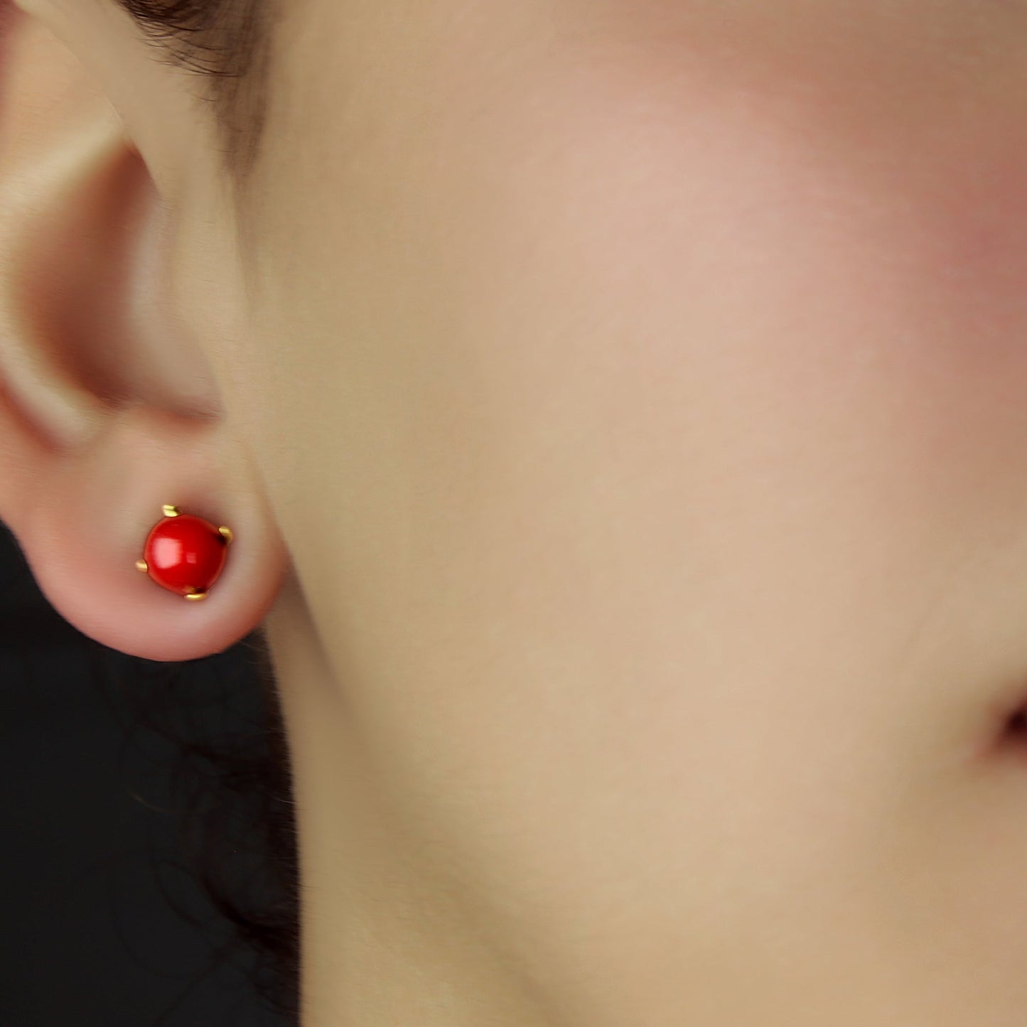 GIOVE MIO: Aretes Studs en Oro Amarillo de 18kt con Cierre de Seguridad y Coral ¡Atrévete a Brillar con Estilo! ORO 18KT / AMARILLO / 6 MM