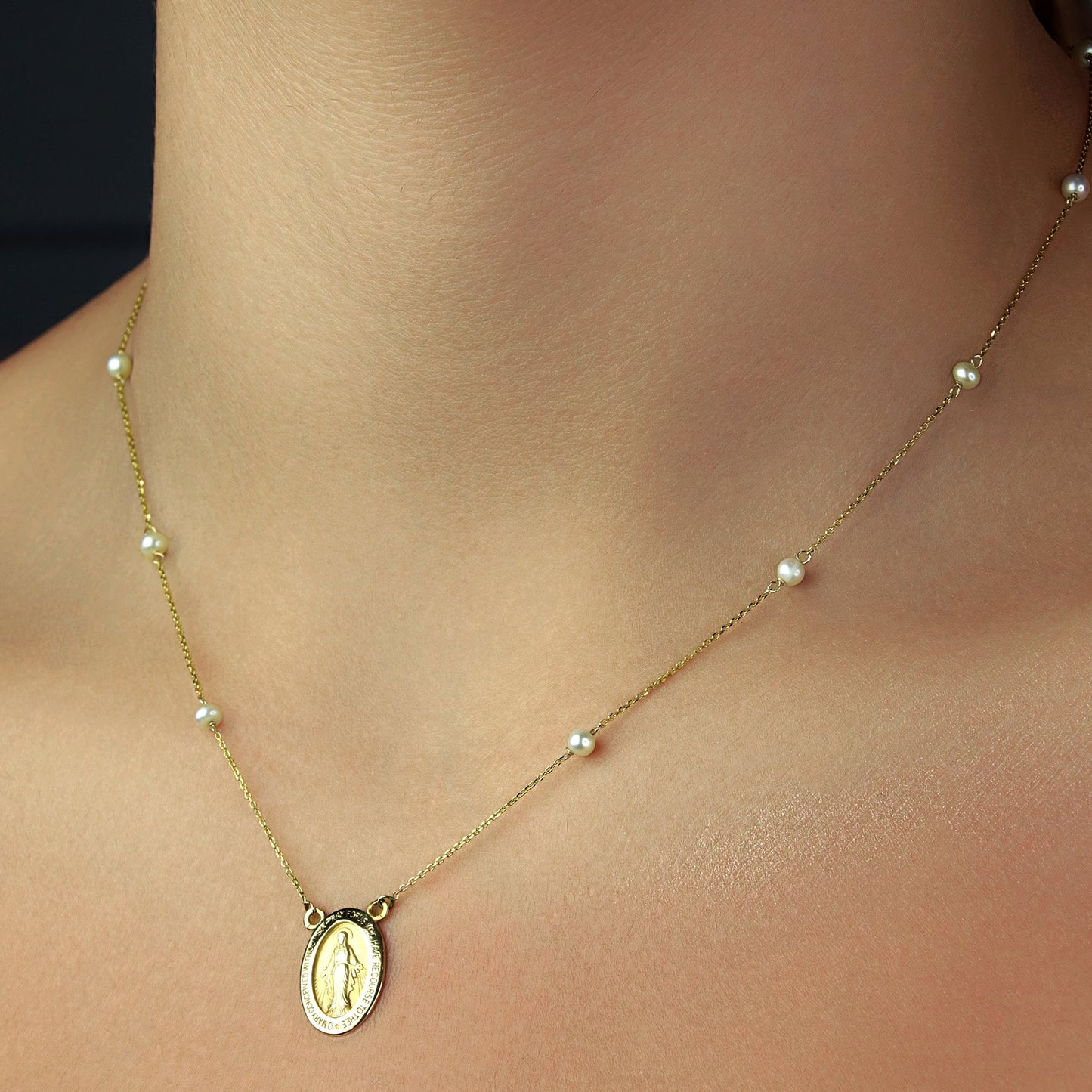 GIOVE MIO: Joya de oro amarillo con medalla de la Virgen Milagrosa y perla - Regalo único y significativo para esa persona especial. ¡Hazla sentir especial con esta cadena elegante y llena de propósito! ORO 18KT / AMARILLO