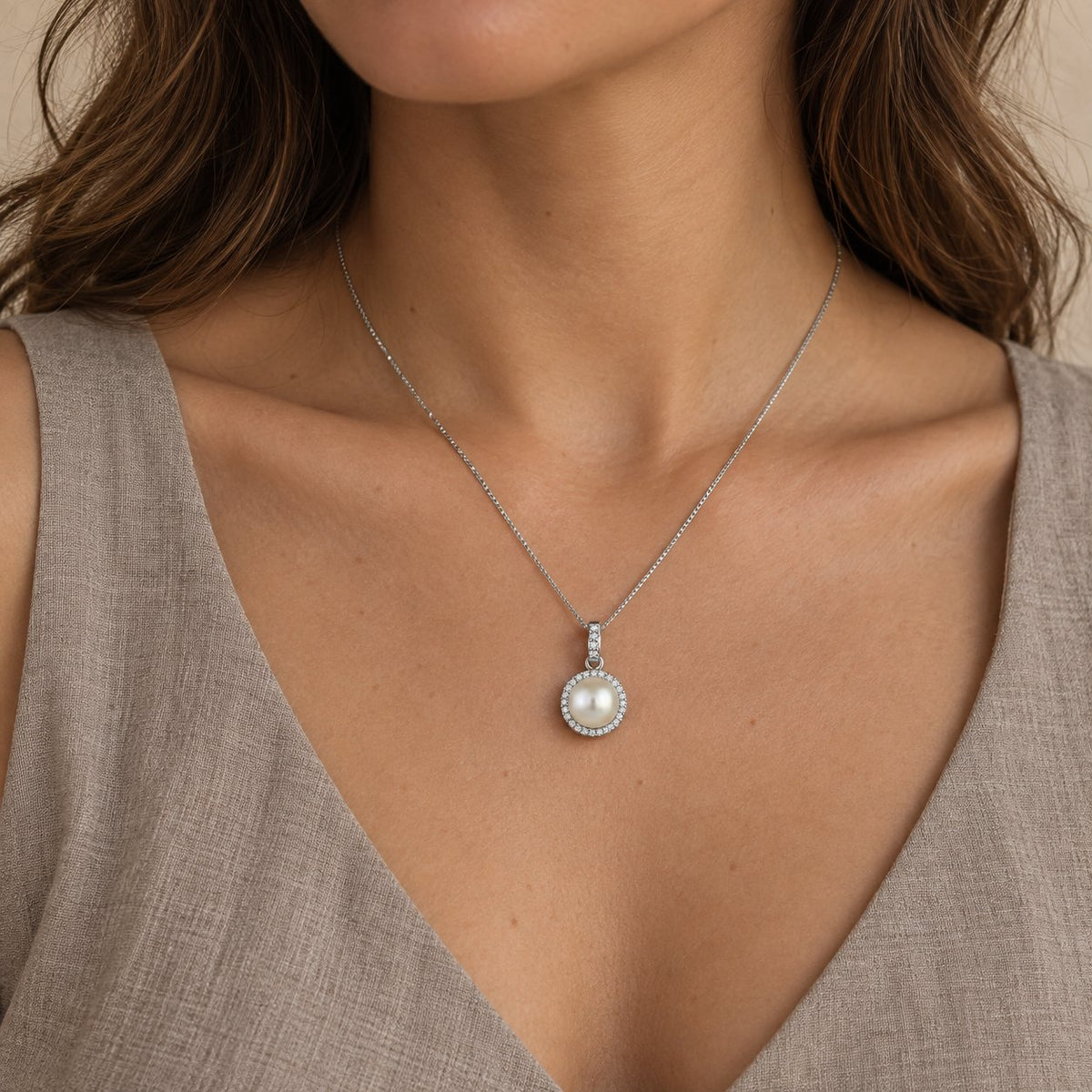GIOVE MIO Dije de Gema con Dije de Perla en Oro Blanco de 14Kt con Perla Cultivada Akoya y Diamantes Naturales. Oro 14Kt / Blanco / 10X10MM