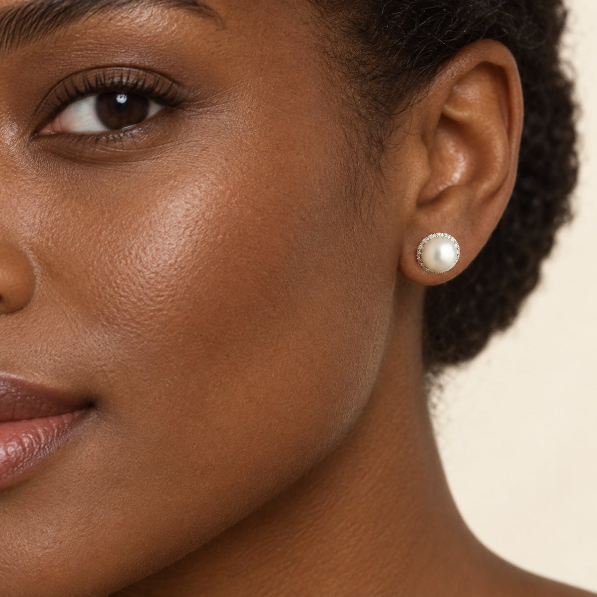 GIOVE MIO Studs en Oro Blanco de 14Kt con Perlas Cultivadas Akoya y Diamantes Naturales. Oro 14Kt / Blanco / 8MM