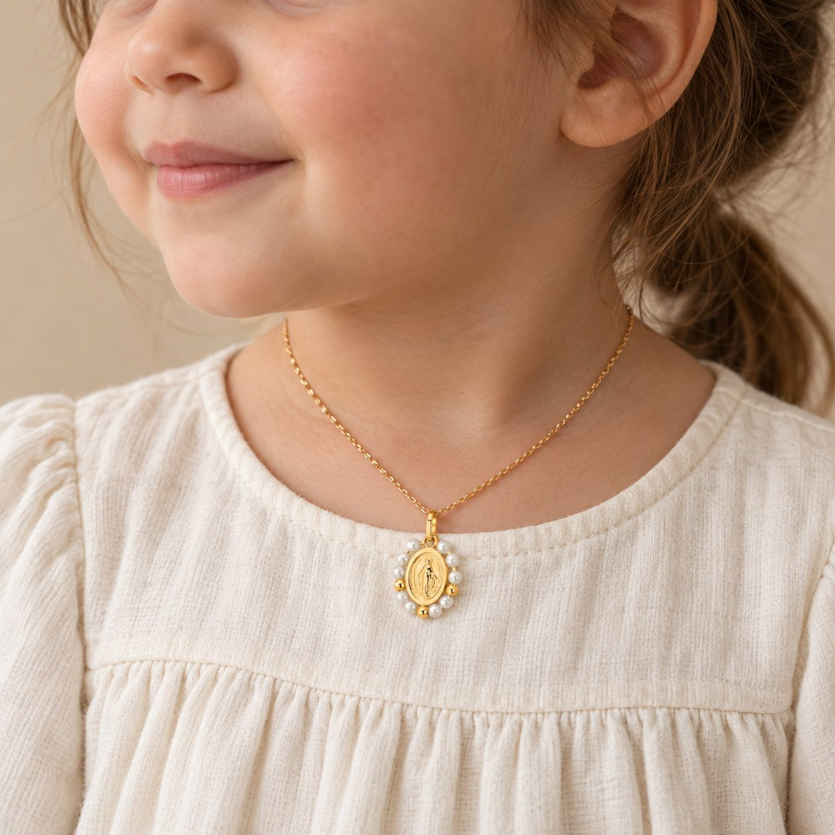 GIOVE MIO Cadena con Medalla de La Virgen de Guadalupe en Oro Amarillo de 14Kt con Perlas. Oro 14Kt / Amarillo / 13X14MM