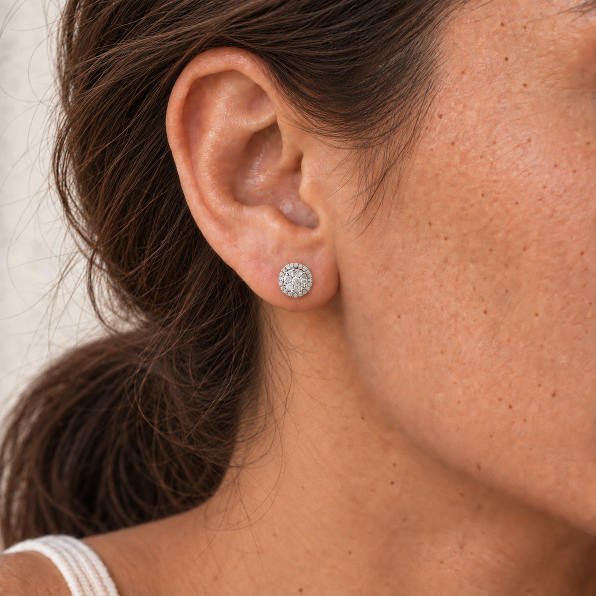 Stud de diamantes naturales en oro blanco 14 kt sobre modelo.