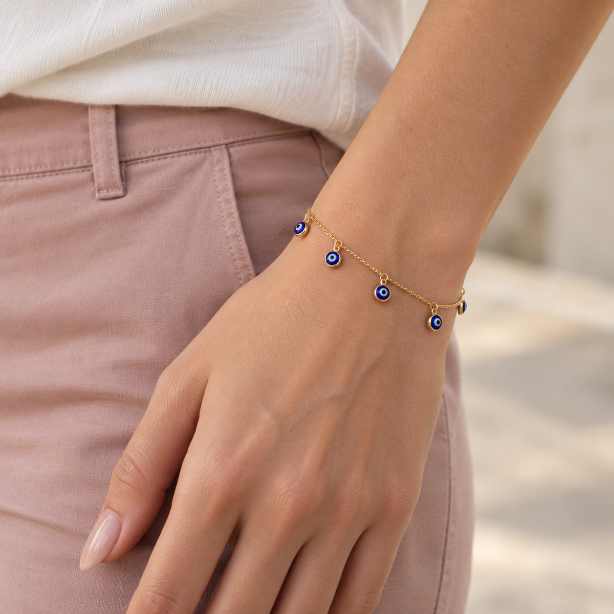 Pulsera de ojo turco de 19 cm en modelo.