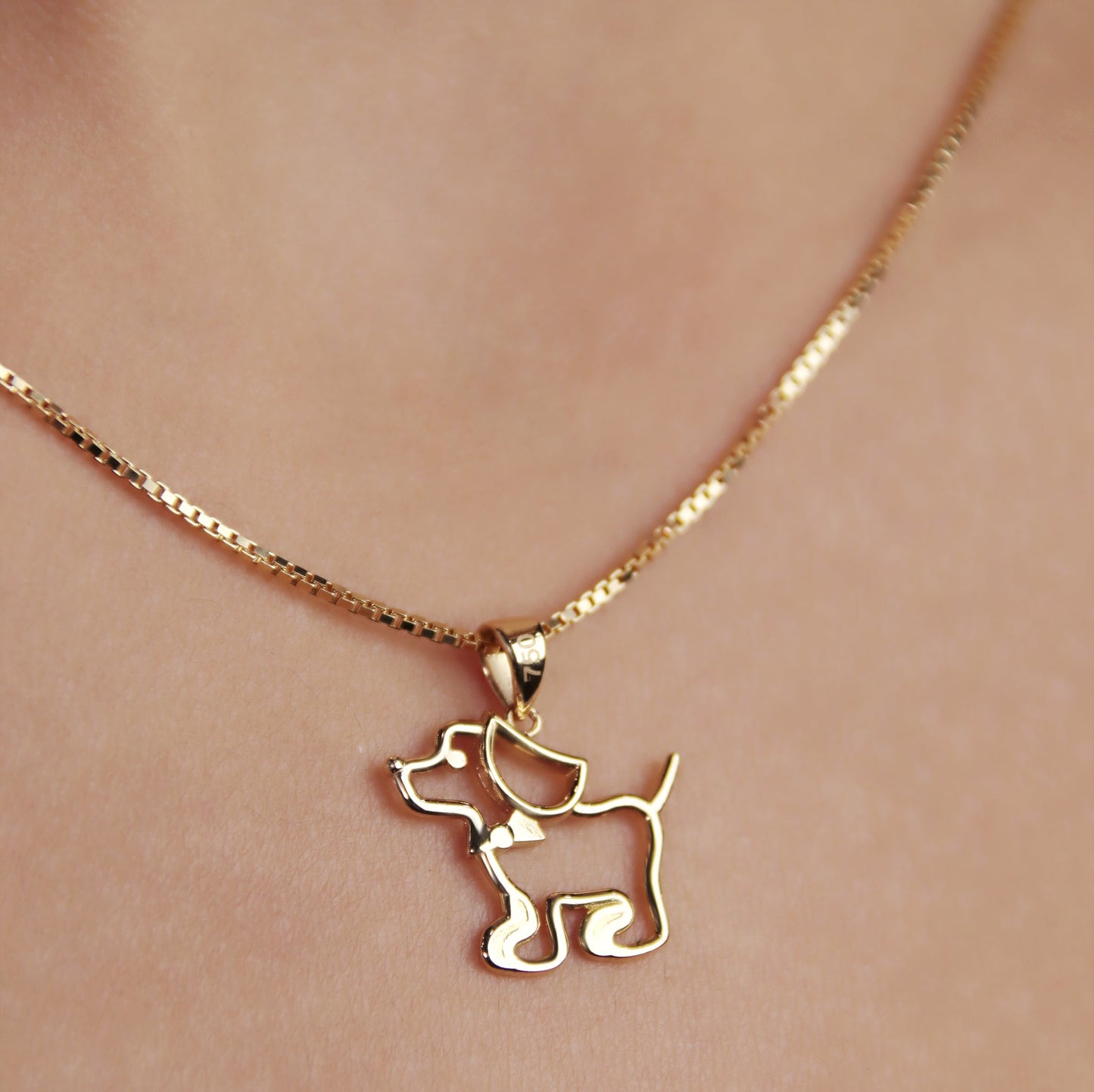 GIOVE MIO: Exclusivo dije de perrito en oro amarillo de 18kt ¡Haz brillar tu estilo con elegancia y distinción! ORO 18KT / AMARILLO / 5.80 X 5.77 X 3.60 MM