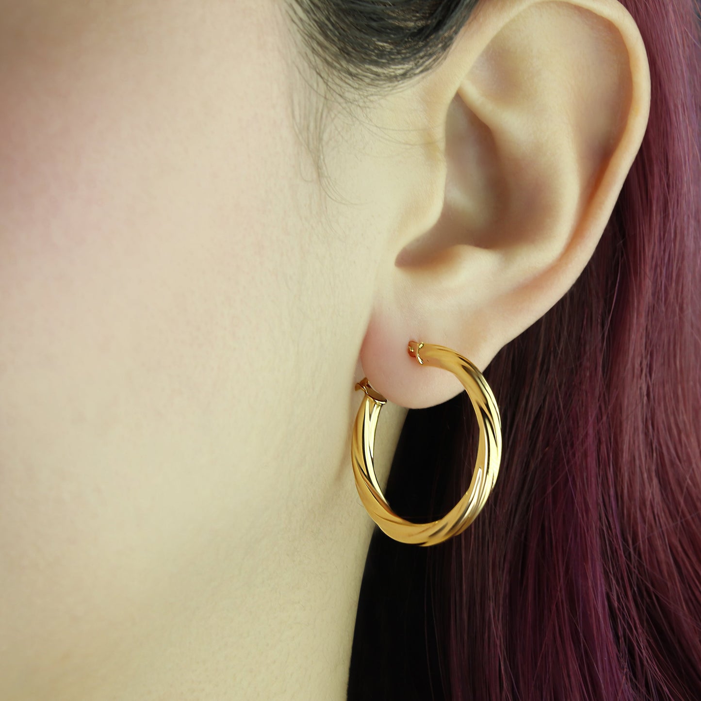 GIOVE MIO: 18kt Yellow Gold TWISTED Hoop Earrings for a classic and elegant style. Shine with their lever back closure! Get yours now!