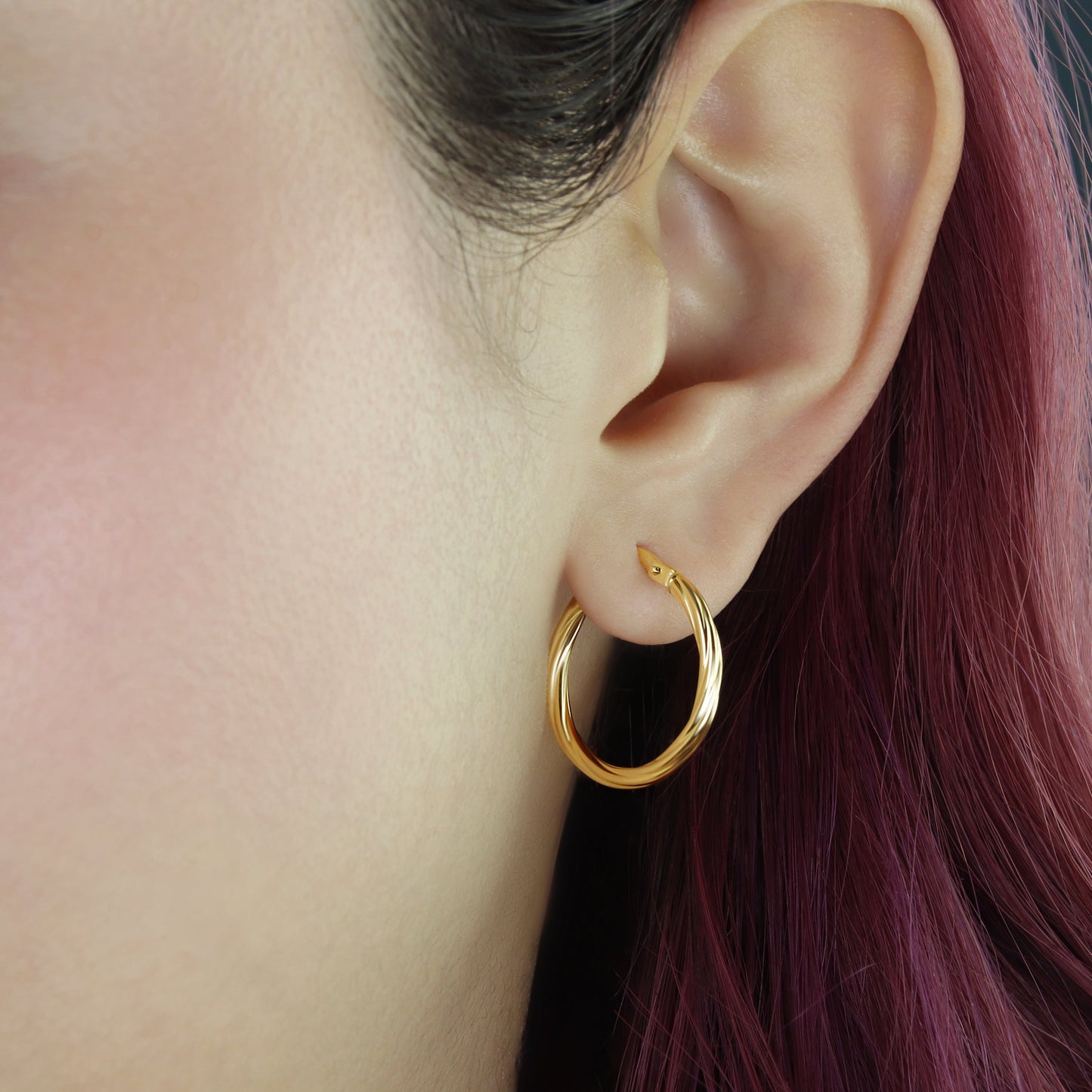 GIOVE MIO: Classic 18kt Yellow Gold Twisted Hoop Earrings - Elegance and style in every detail. Look sophisticated with the lever back closure! Dare to shine with our top-quality jewelry.