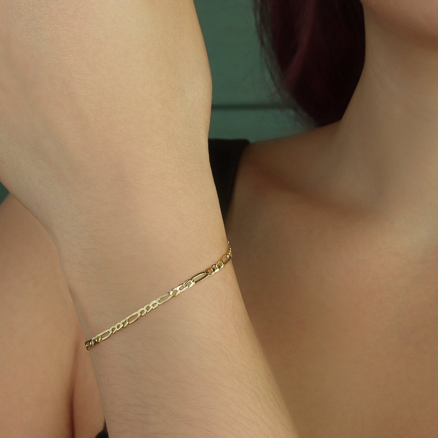 GIOVE MIO: Figaro Chain Bracelet 19 CM in 18kt Yellow Gold with Lobster Clasp - Shine with elegance and style! Get this luxury bracelet and stand out at any occasion!