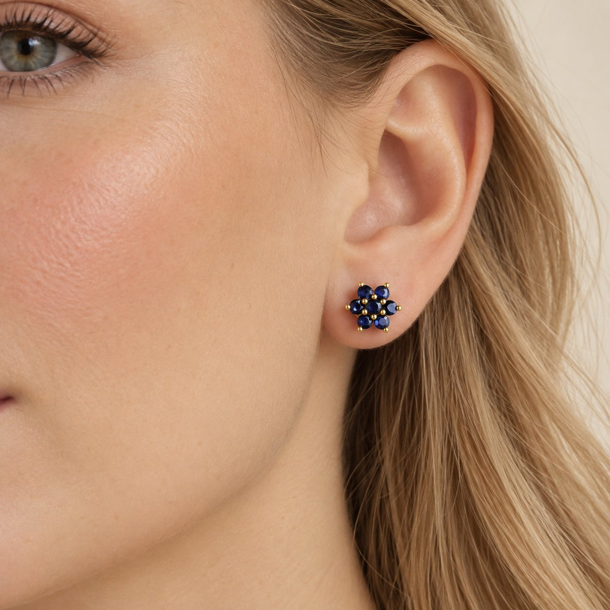 GIOVE MIO Studs en Oro Amarillo de 10Kt con Zafiros Azules. Oro 10Kt / Amarillo / 4.32X8.38X9.40MM