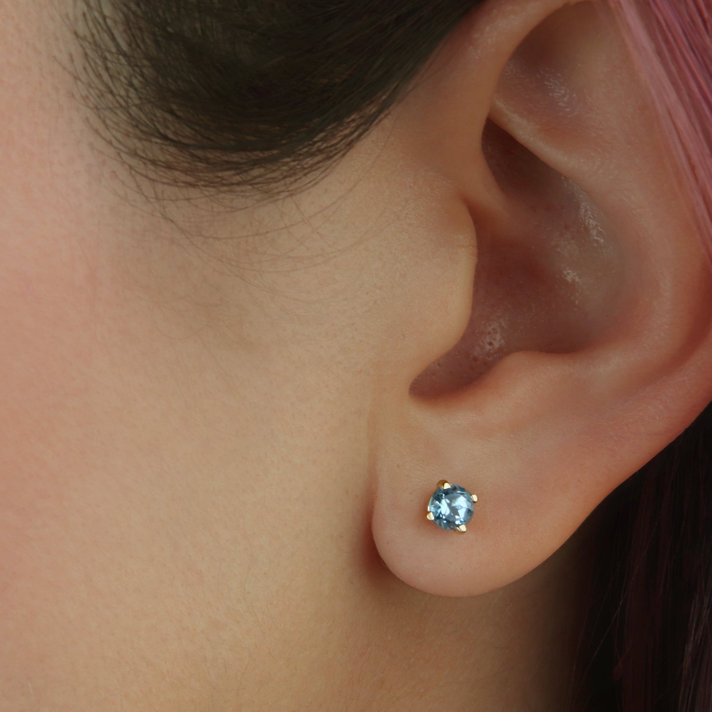 GIOVE MIO Studs en Oro Blanco de 14Kt con Topacios Azules Sky Blue. Oro 14Kt / Blanco / 4MM