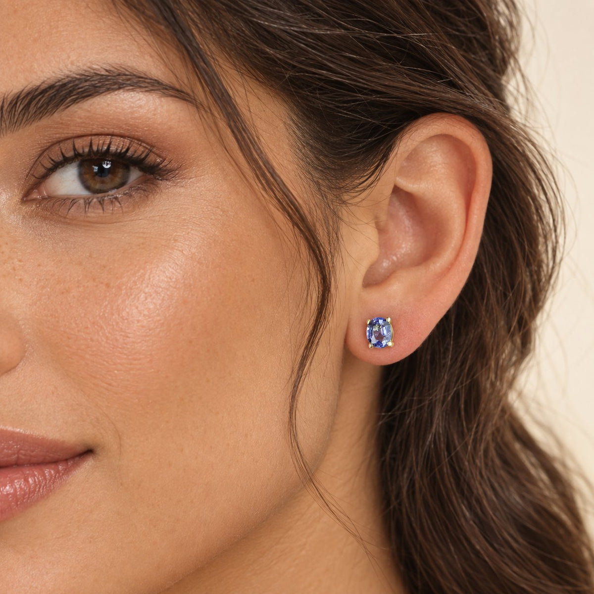 GIOVE MIO Studs en Oro Amarillo de 14Kt con Tanzanitas. Oro 14Kt / Amarillo / 5X6MM