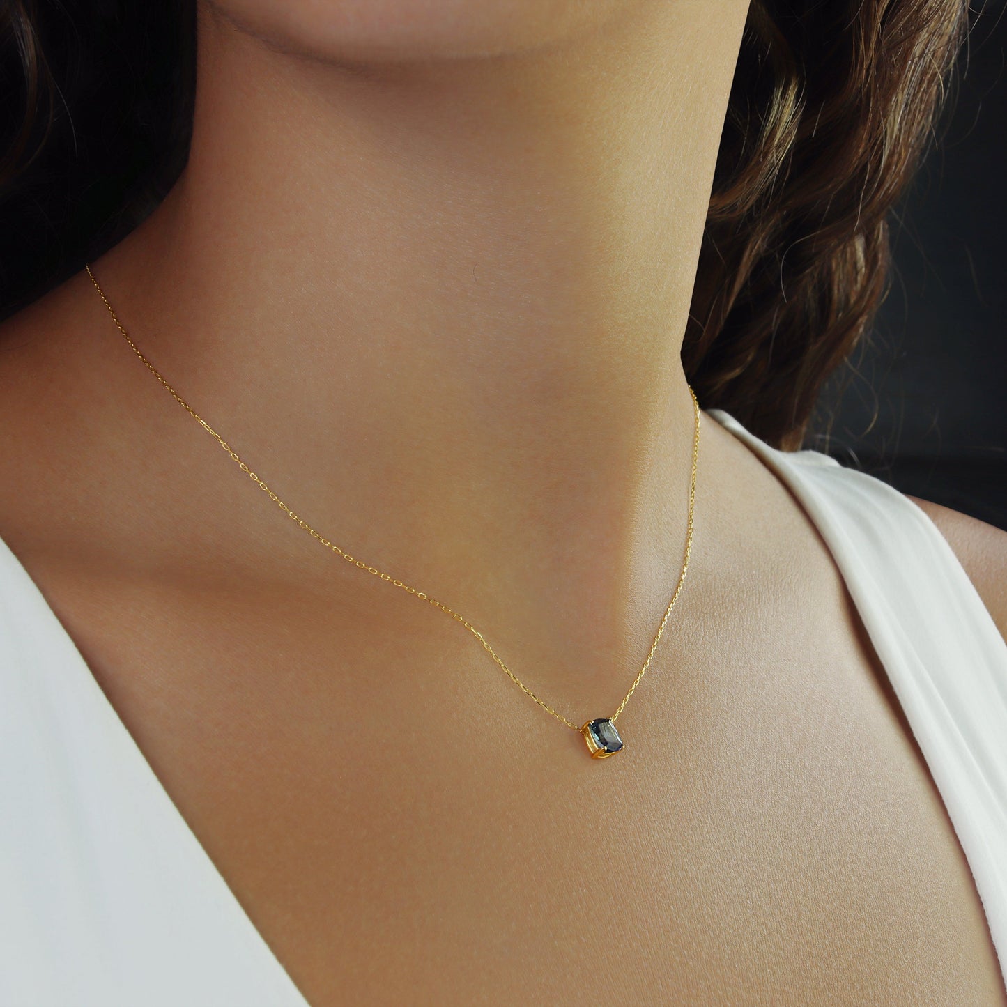 GIOVE MIO Cadena con Dije de Gema en Oro Amarillo de 14Kt con Zafiro Azul. Oro 14Kt / Amarillo / 6.7X5.6MM