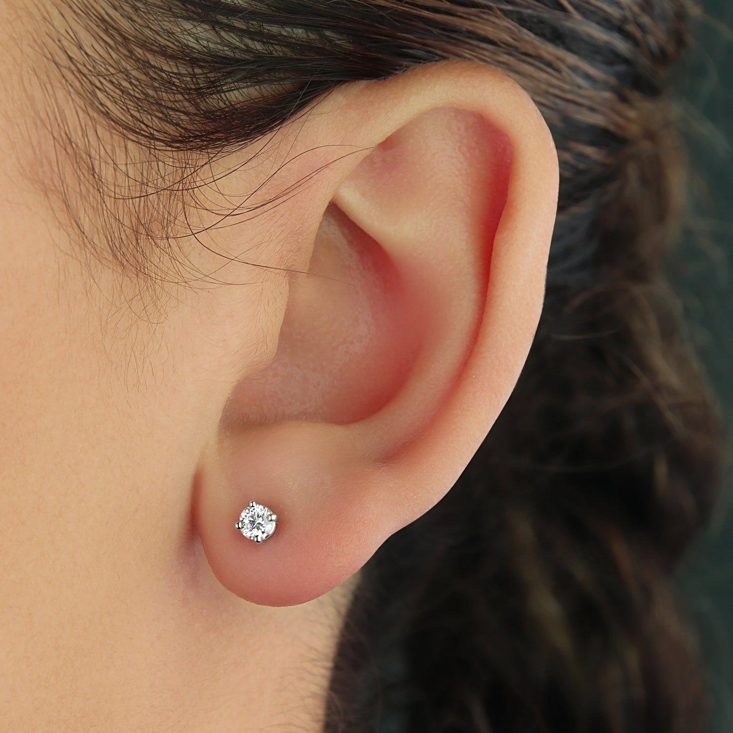 GIOVE MIO Studs en Oro Blanco de 14Kt con Diamantes Naturales. Oro 14Kt / Blanco / 3.6MM