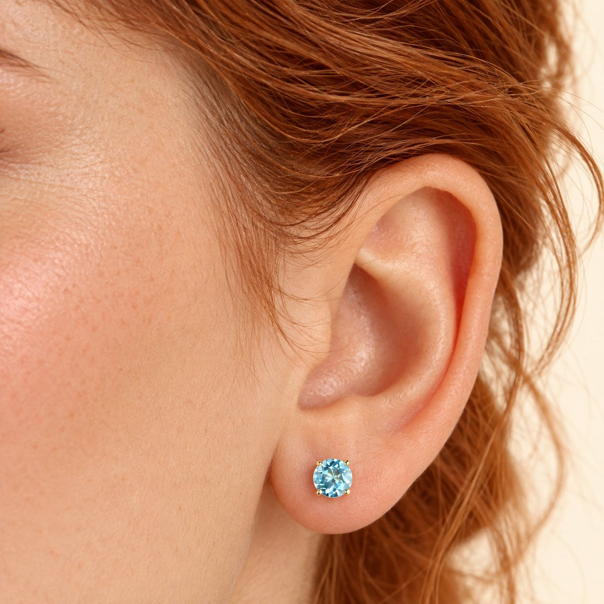 GIOVE MIO Studs en Oro Amarillo de 14Kt con Topacios Azules Sky Blue. Oro 14Kt / Amarillo / 5MM