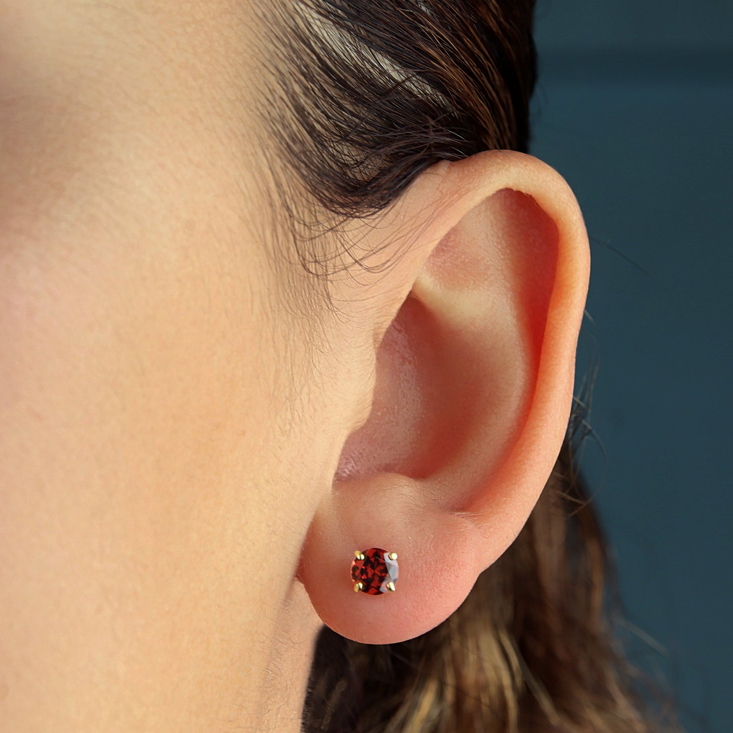 GIOVE MIO Studs en Oro Amarillo de 14Kt con Granates. Oro 14Kt / Amarillo / 5MM