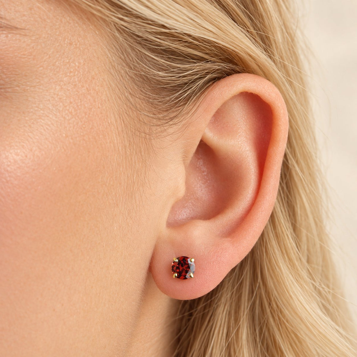 GIOVE MIO Studs en Oro Amarillo de 14Kt con Granates. Oro 14Kt / Amarillo / 5MM