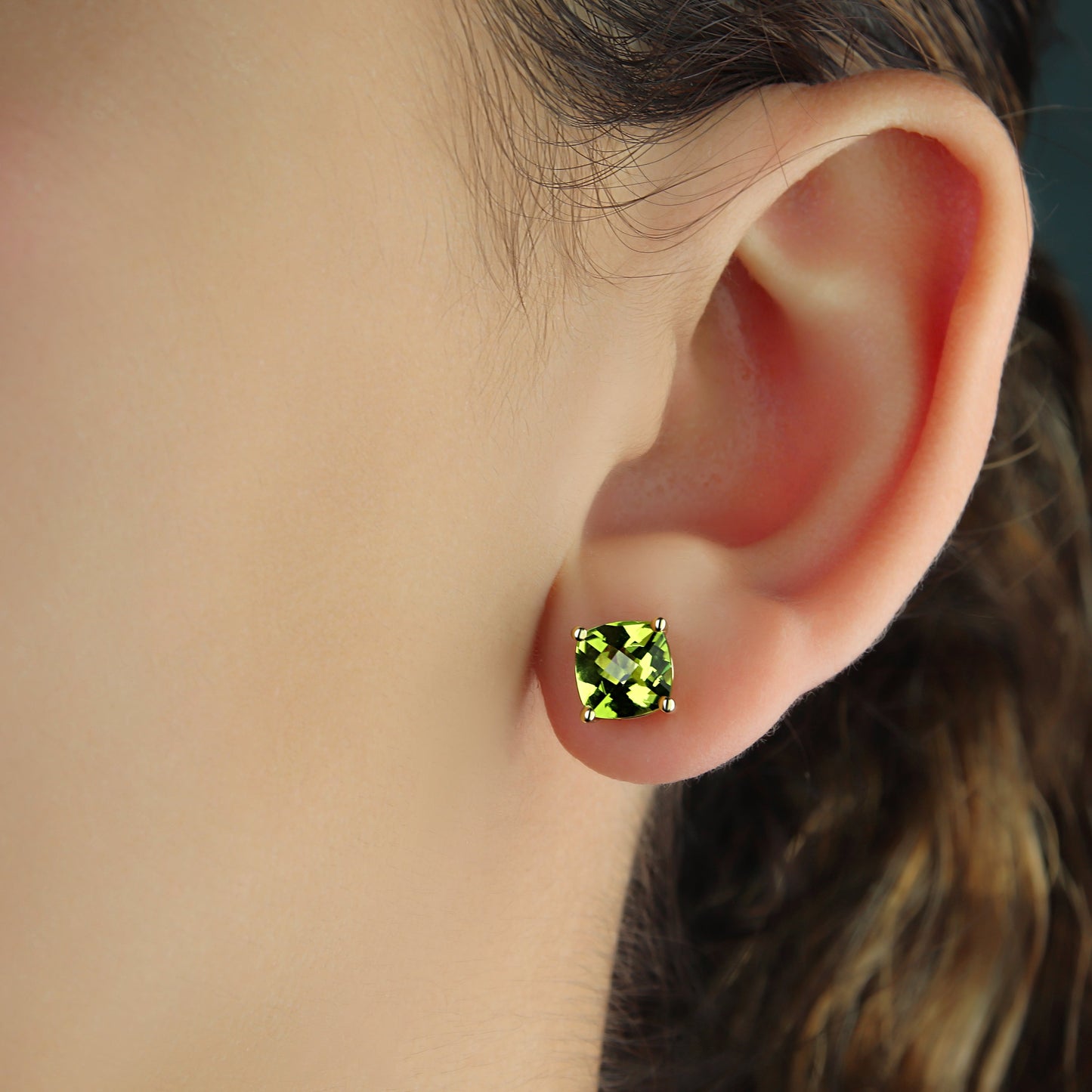 GIOVE MIO Studs en Oro Amarillo de 14Kt con Peridotos. Oro 14Kt / Amarillo / 7X7MM