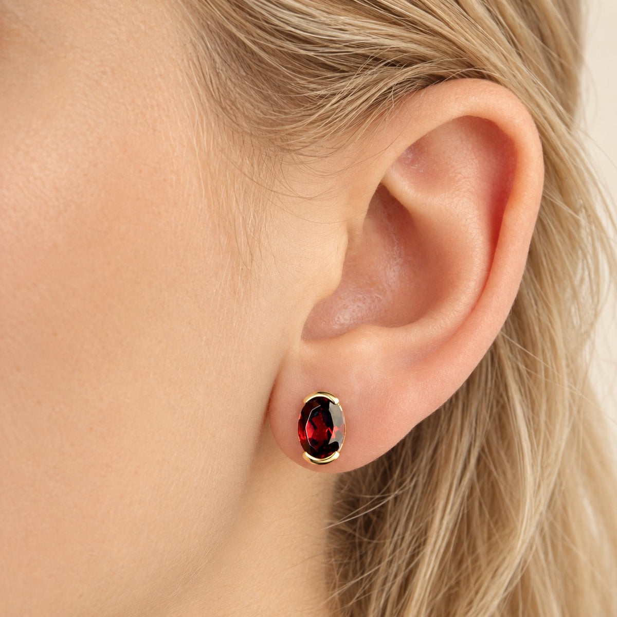 GIOVE MIO Studs en Oro Amarillo de 14Kt con Granates. Oro 14Kt / Amarillo / 8X6MM