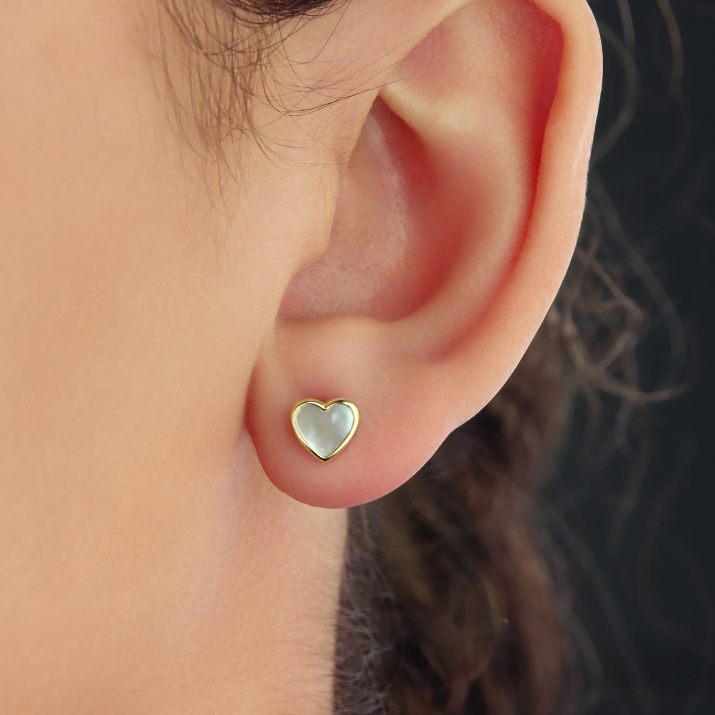 GIOVE MIO Studs de Corazón en Oro Amarillo de 14Kt con Madres Perla. Oro 14Kt / Amarillo / 6X6MM