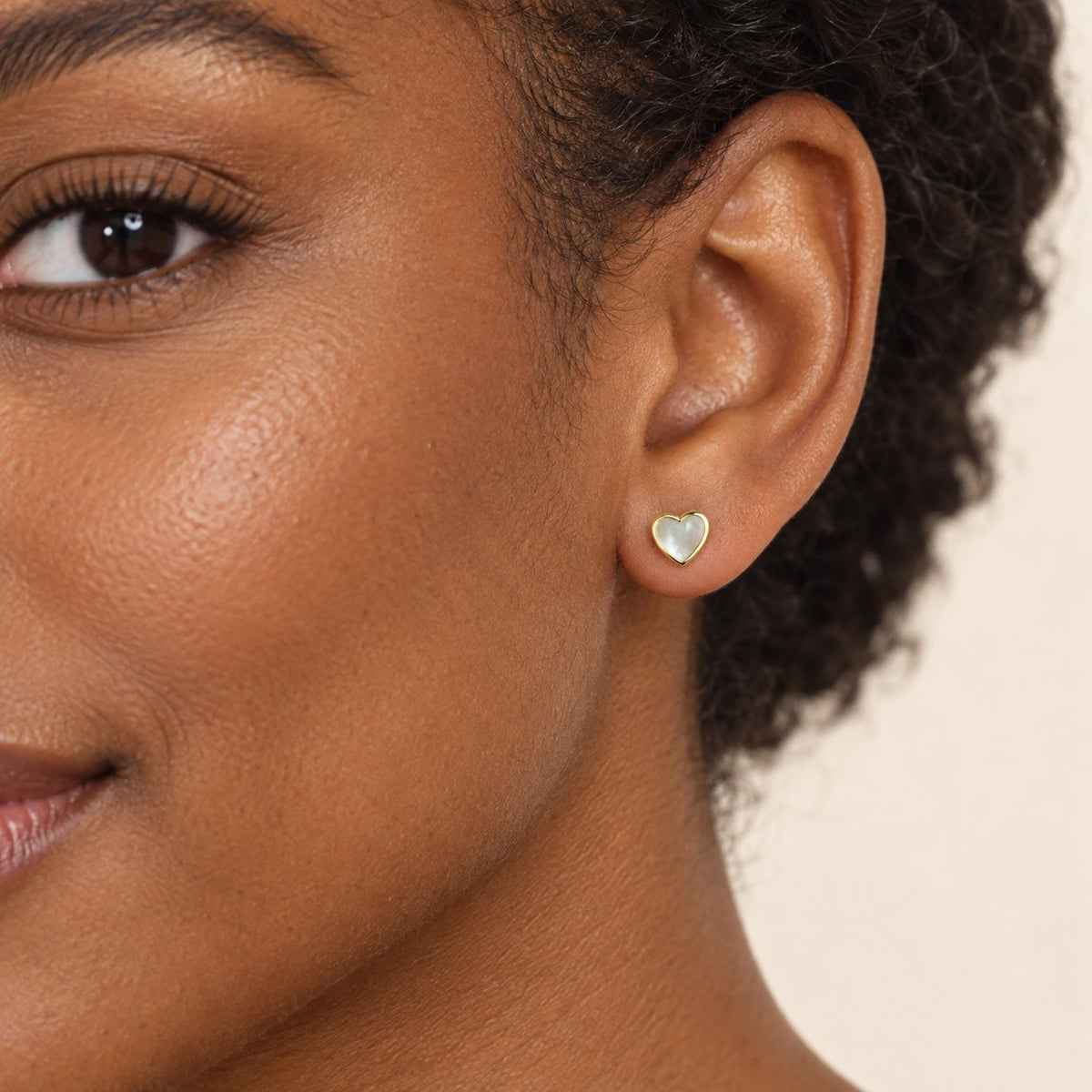 GIOVE MIO Studs de Corazón en Oro Amarillo de 14Kt con Madres Perla. Oro 14Kt / Amarillo / 6X6MM