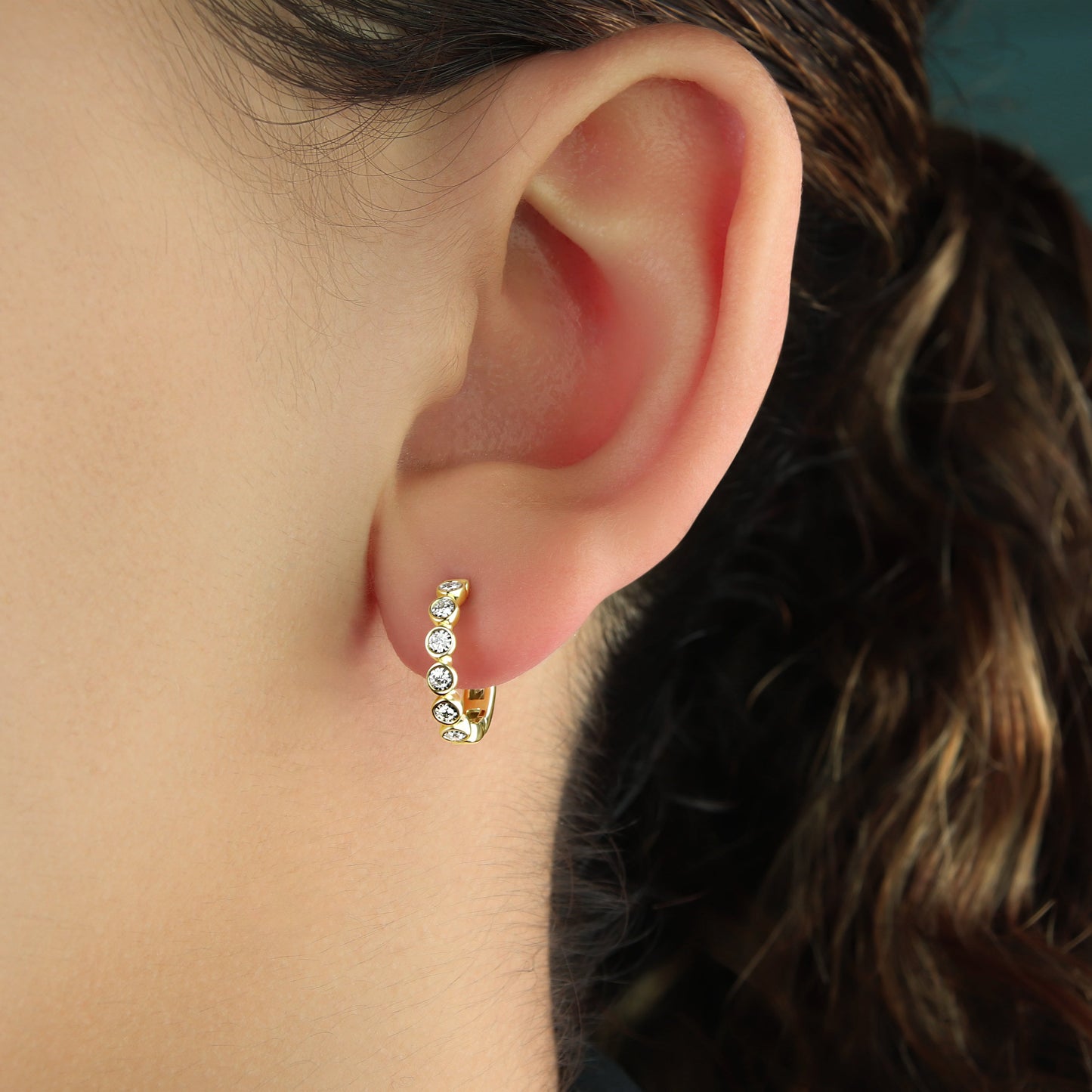 GIOVE MIO 14kt Yellow Gold Huggies with 0.12ct Diamond LGD. Elegant, radiant earrings to shine with style and distinction! Elevate your look effortlessly.