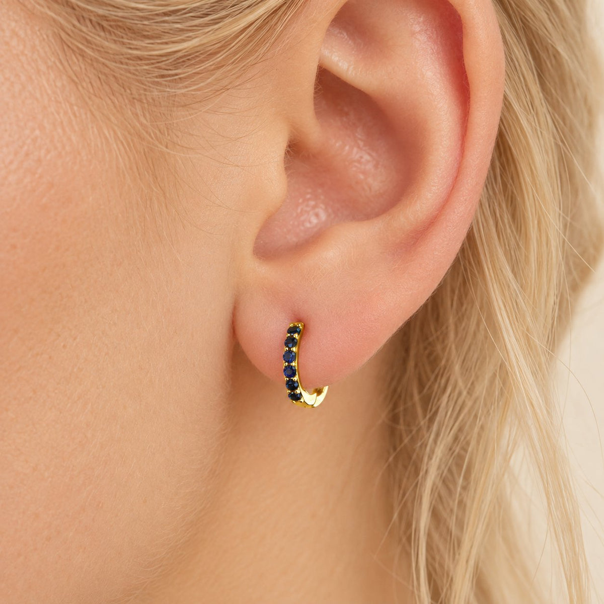 GIOVE MIO Huggies en Oro Amarillo de 14Kt con Zafiros Azules. Oro 14Kt / Amarillo / 11X1.6MM
