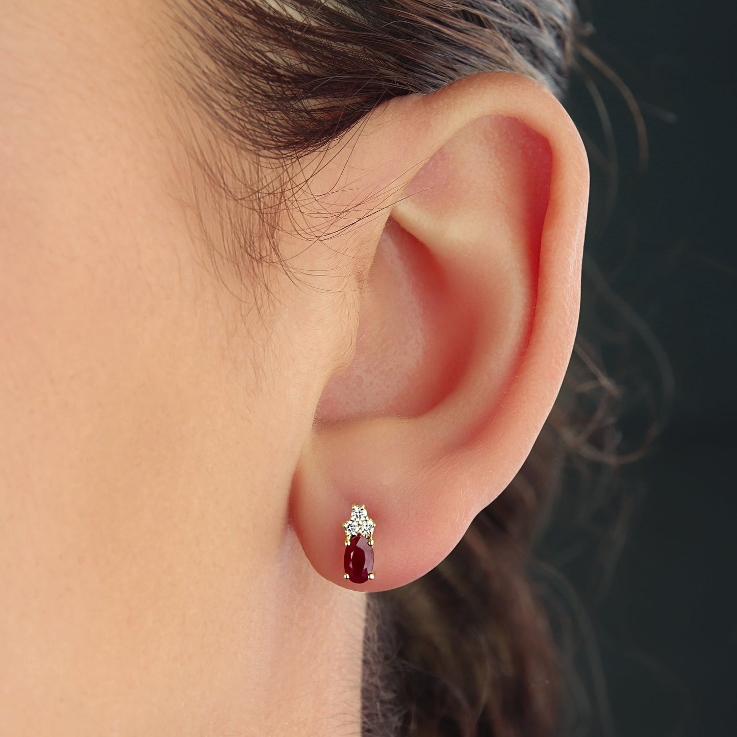 GIOVE MIO Studs en Oro Amarillo de 14Kt con Rubíes y Diamantes Naturales. Oro 14Kt / Amarillo / 8X4MM