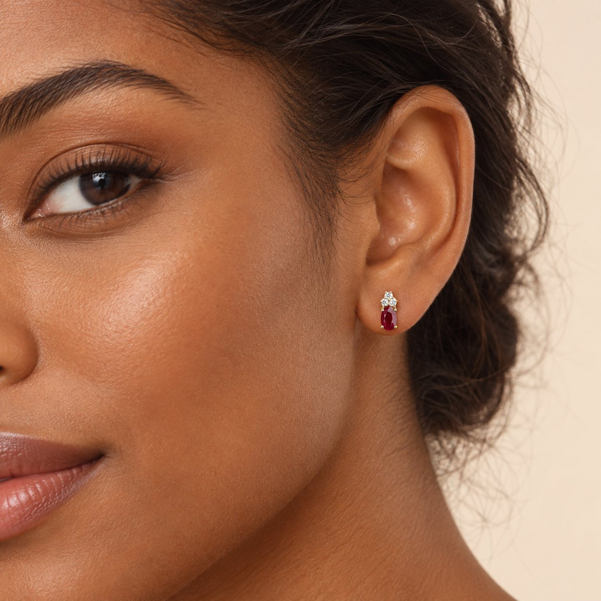 GIOVE MIO Studs en Oro Amarillo de 14Kt con Rubíes y Diamantes Naturales. Oro 14Kt / Amarillo / 8X4MM