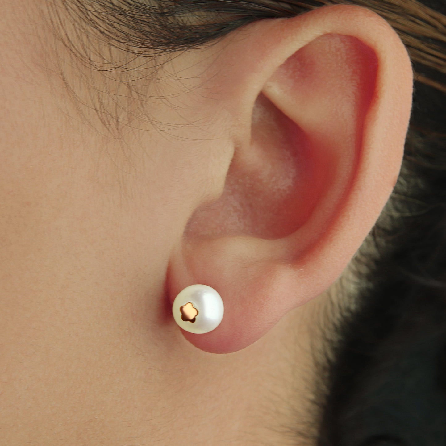 GIOVE MIO 14kt Yellow Gold Pearl Stud Earrings. Elegant adornments for a classic and sophisticated look. Elevate your style effortlessly!