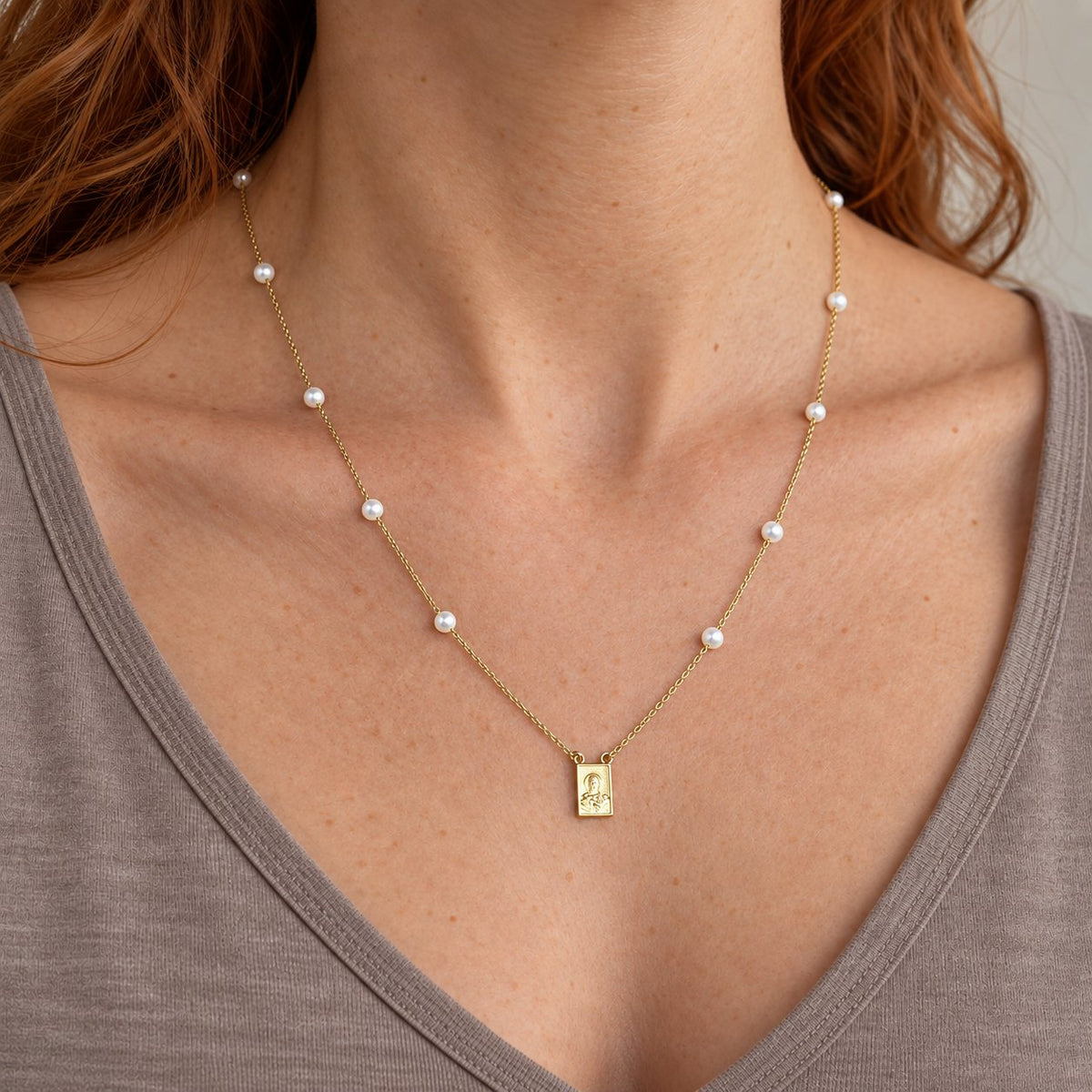 GIOVE MIO Cadena con Medalla de Escapulario y Cuentas de Perlas en Oro Amarillo de 14Kt con Perlas Cultivadas de Aguadulce. Oro 14Kt / Amarillo / 6X9MM