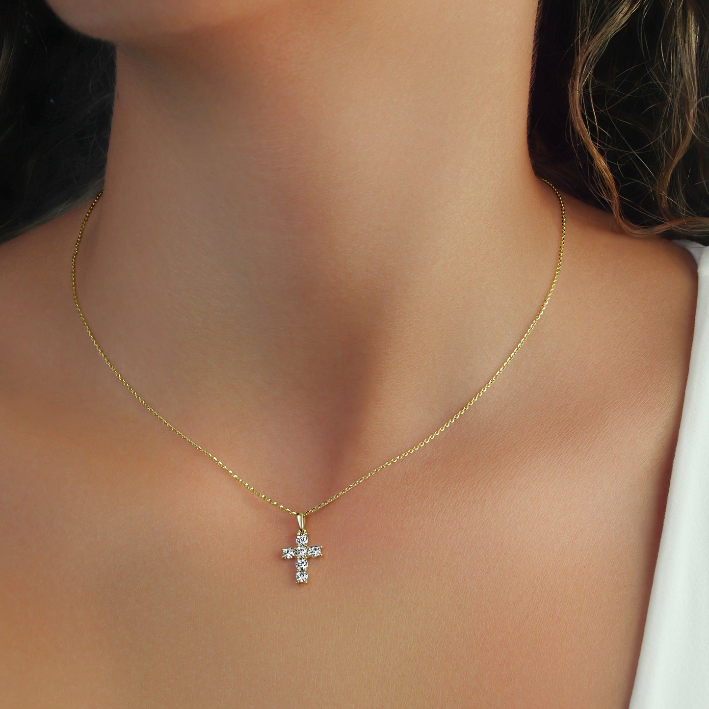 GIOVE MIO Cadena con Dije de Cruz en Oro Amarillo de 14Kt con Diamantes Naturales. Oro 14Kt / Amarillo / 9X14MM