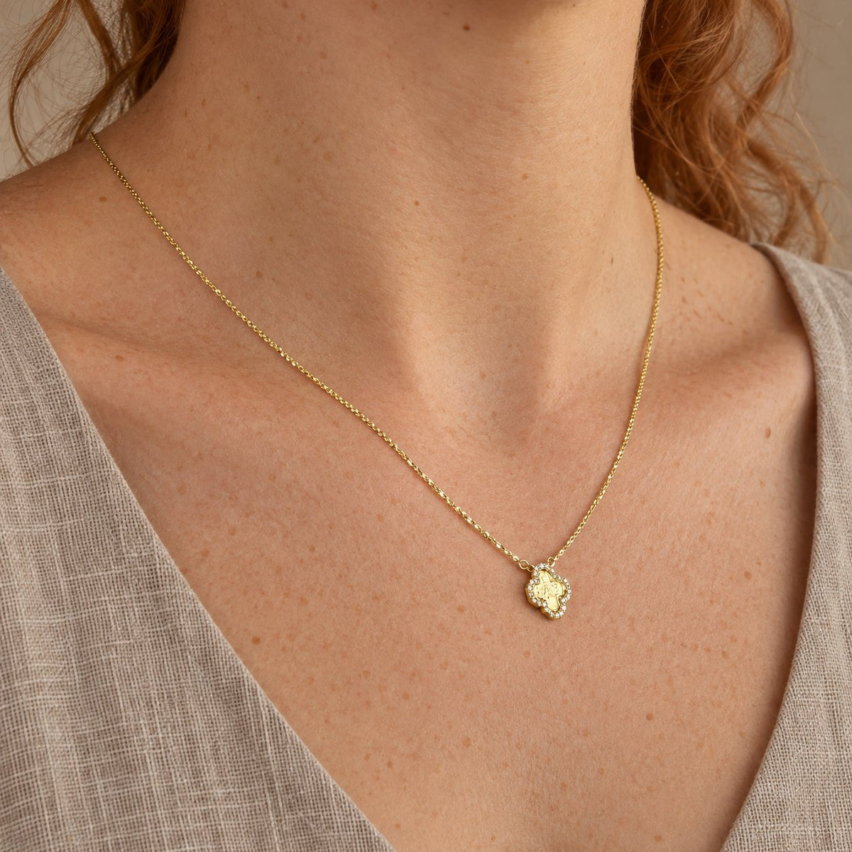 GIOVE MIO Cadena con Medalla de La Cruz de Los Cuatro Caminos en Oro Amarillo de 14Kt con Diamantes Naturales. Oro 14Kt / Amarillo / 10X10MM