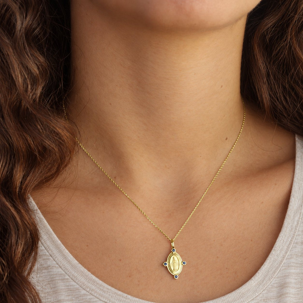GIOVE MIO Cadena con Medalla de La Virgen Milagrosa en Oro Amarillo de 14Kt con Zafiros Azules. Oro 14Kt / Amarillo / 13X17MM