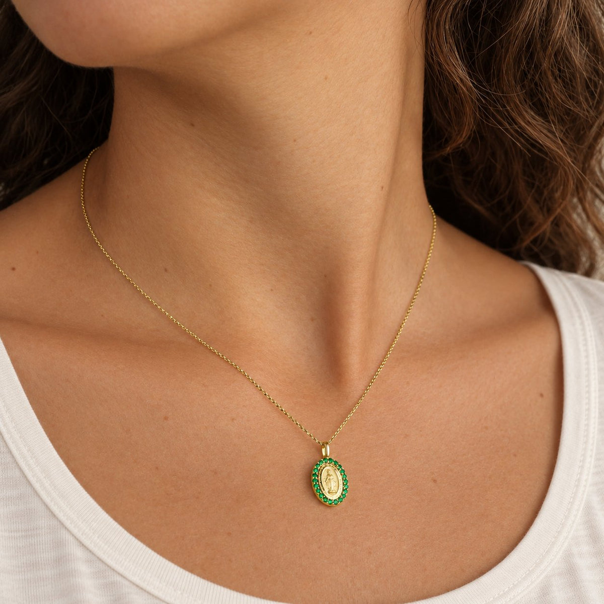 GIOVE MIO Cadena con Medalla de La Virgen Milagrosa en Oro Amarillo de 14Kt con Esmeraldas. Oro 14Kt / Amarillo / 11X15MM