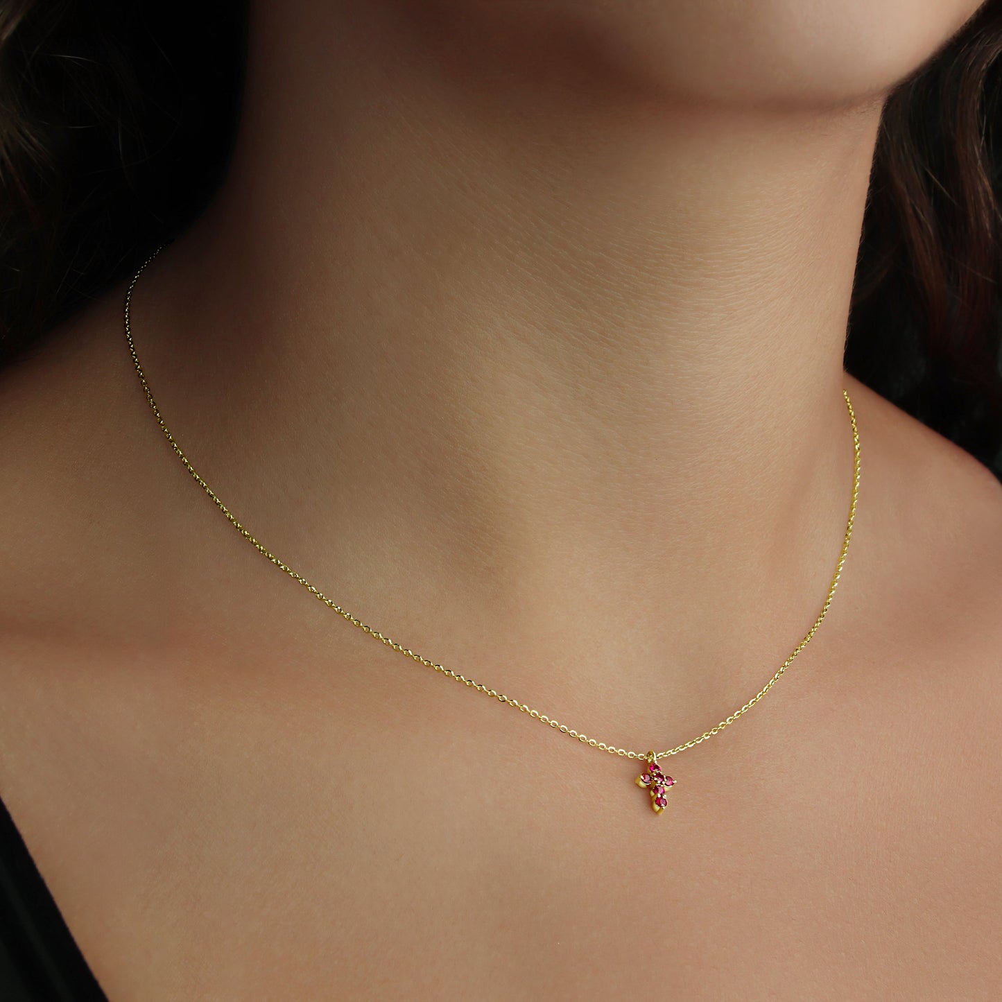 GIOVE MIO Cadena con Dije de Cruz en Oro Amarillo de 14Kt con Rubíes. Oro 14Kt / Amarillo / 6X8MM