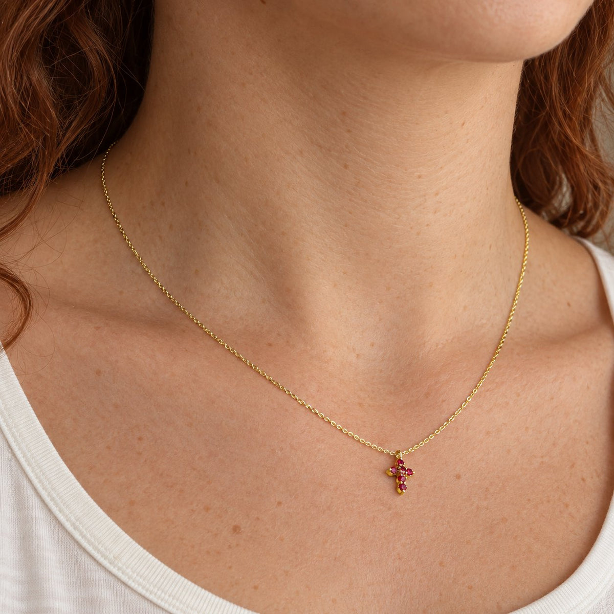 GIOVE MIO Cadena con Dije de Cruz en Oro Amarillo de 14Kt con Rubíes. Oro 14Kt / Amarillo / 6X8MM