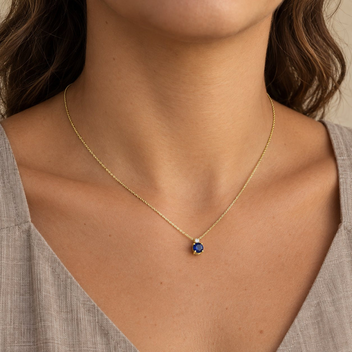 GIOVE MIO Cadena con Dije de Gema en Oro Amarillo de 14Kt con Zafiro Azul y Diamante Natural. Oro 14Kt / Amarillo / 4X8MM