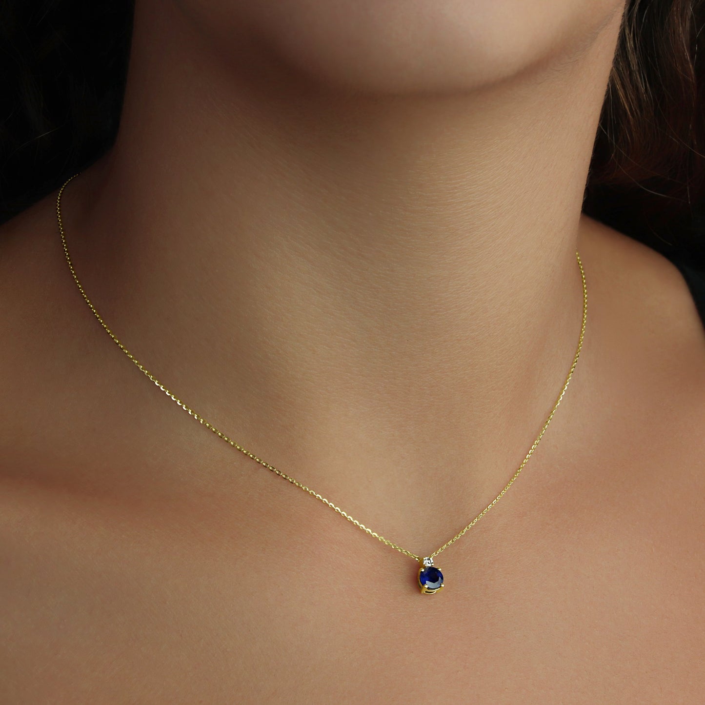 GIOVE MIO Cadena con Dije de Gema en Oro Amarillo de 14Kt con Zafiro Azul y Diamante Natural. Oro 14Kt / Amarillo / 4X8MM