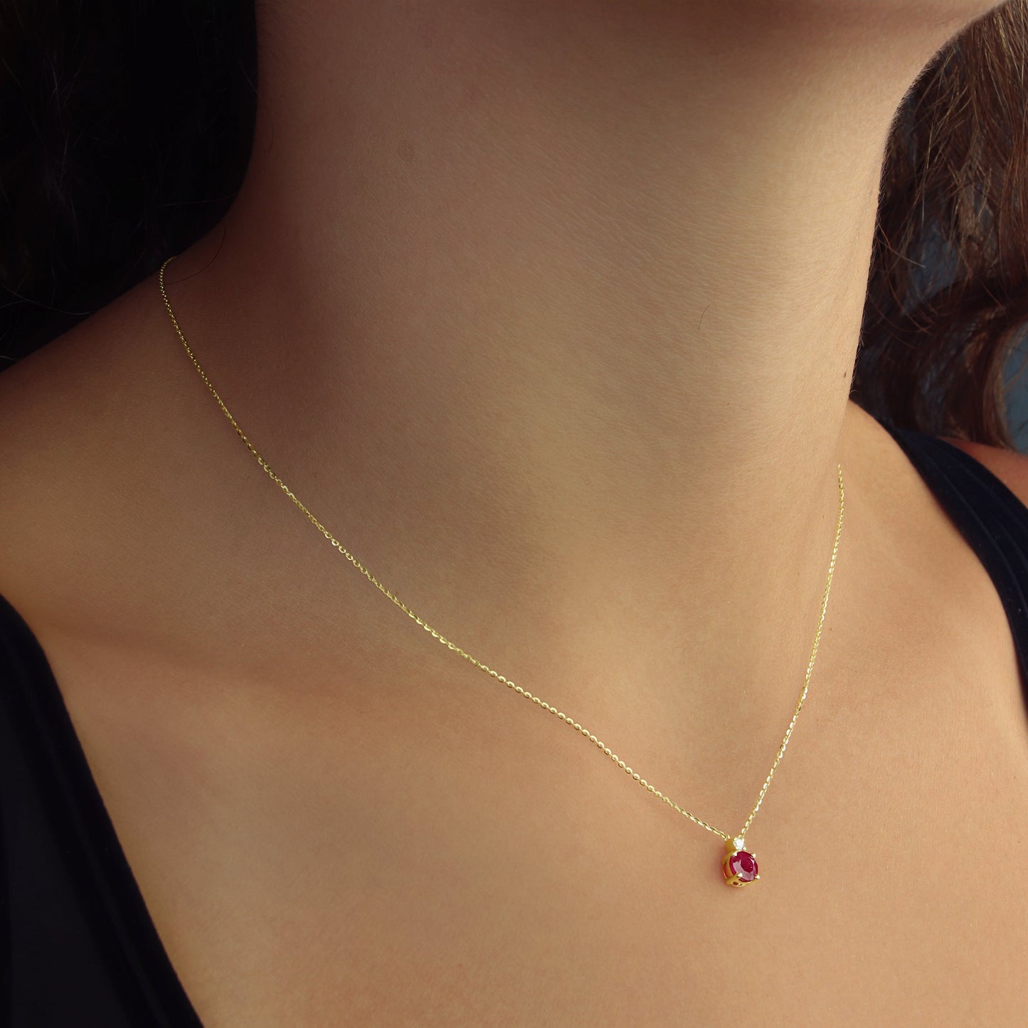 GIOVE MIO Cadena con Dije de Gema en Oro Amarillo de 14Kt con Rubí y Diamante Natural. Oro 14Kt / Amarillo / 4X8MM