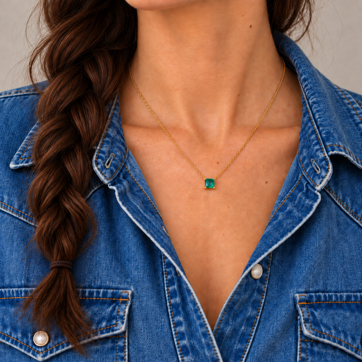 Collar de esmeralda 00233459 en modelo con camisa denim y trenza lateral