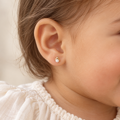 Arete de bebé de 3.3 x 3.7 mm en modelo infantil.