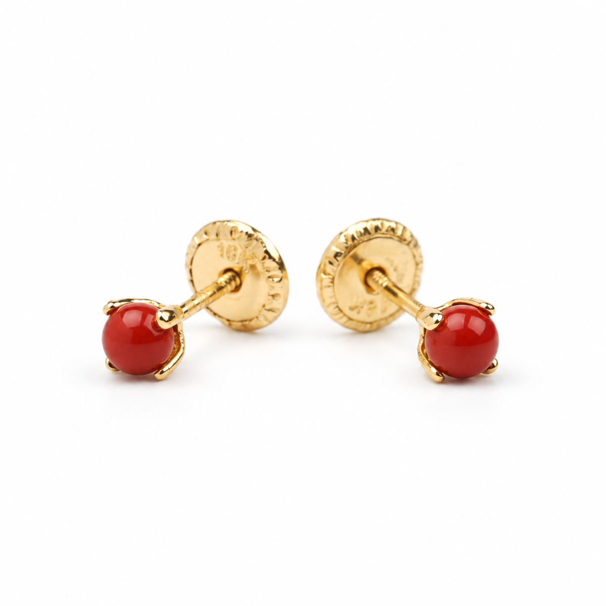 Par de aretes de bebé en oro amarillo de 18Kt con corales.