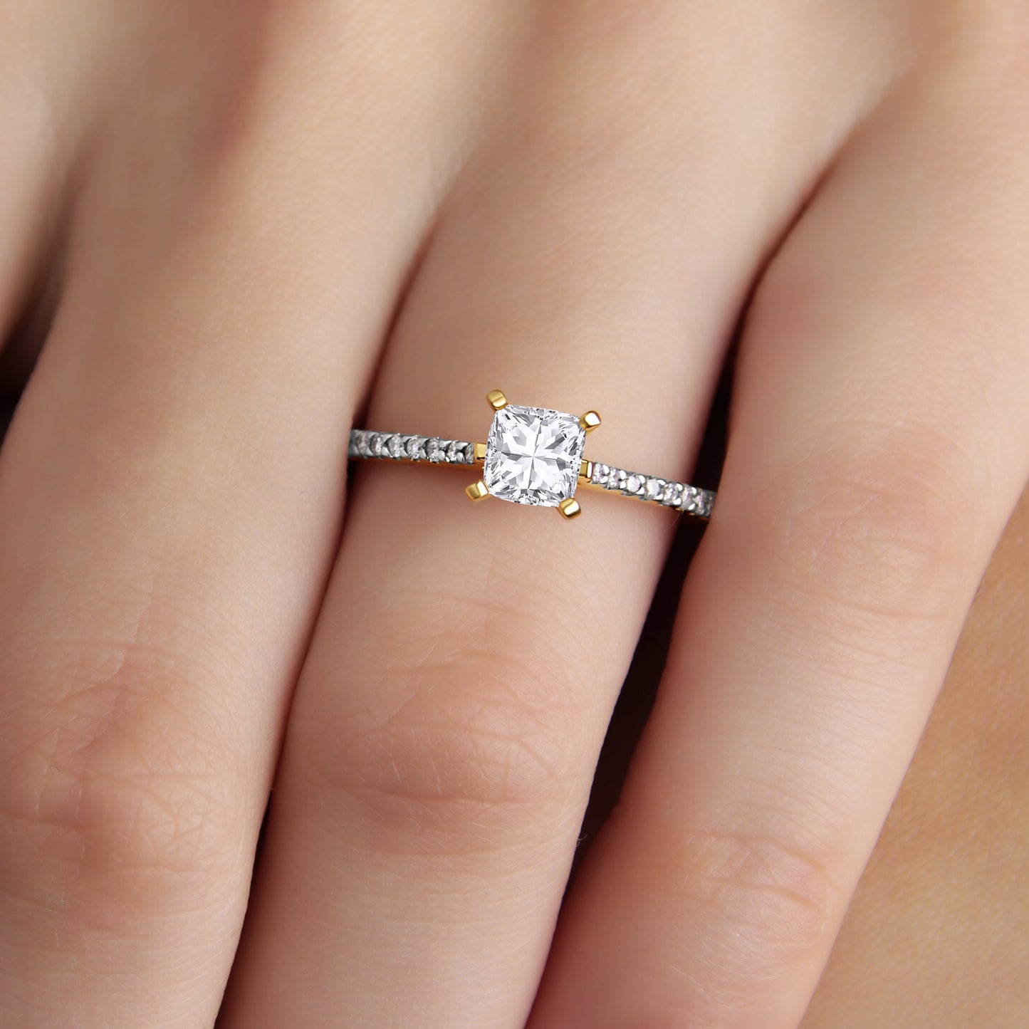 GIOVE MIO Set de Anillos de Compromiso y Matrimonio en Oro Amarillo de 18Kt con Diamante Creado en Laboratorio y Diamantes Naturales. Oro 18Kt / Amarillo