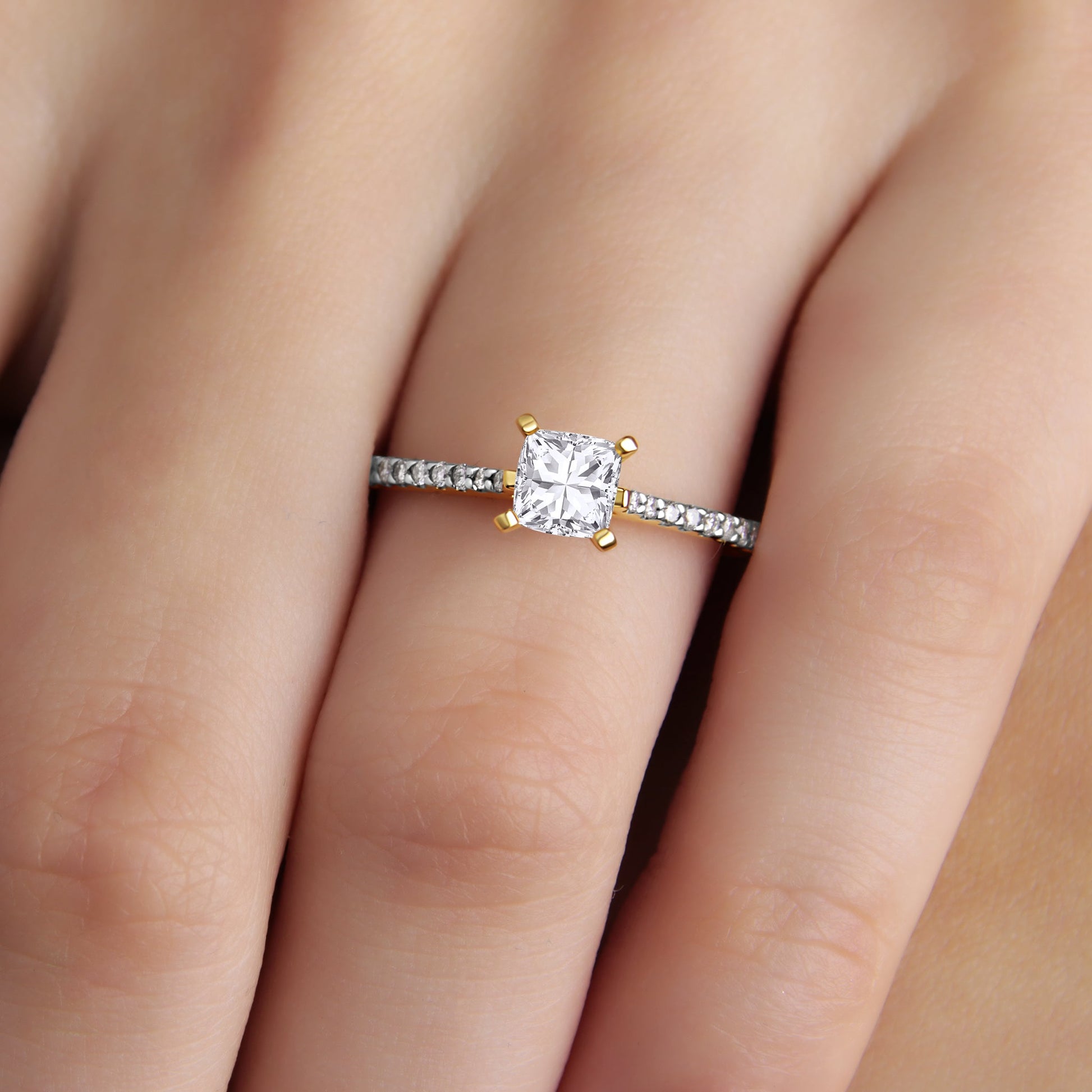 GIOVE MIO Set de Anillos de Compromiso y Matrimonio en Oro Amarillo de 18Kt con Diamante Creado en Laboratorio y Diamantes Naturales. Oro 18Kt / Amarillo